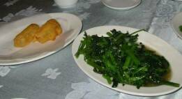 なんかの揚げ物と青菜の炒め物