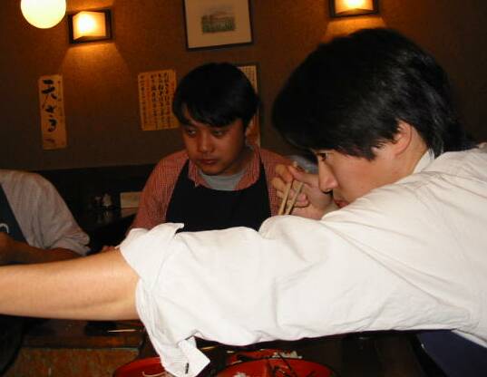 �n�̂𕹂��Ă̋��荇���c �Ƃ������A���Җڂ��}�a�ɂȂ��Ă���̂ɒ��� �i�΁j